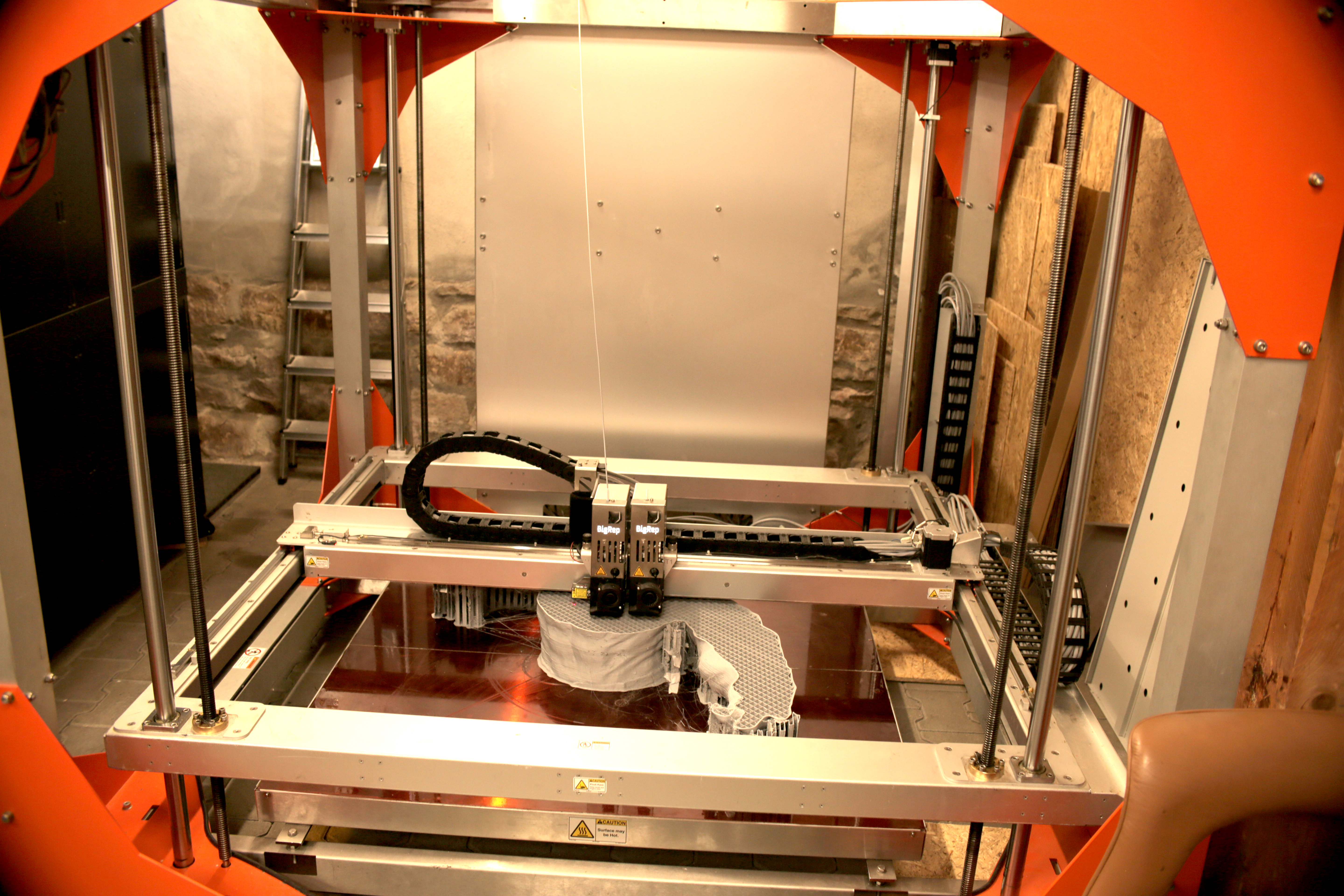 FDM 3D-Drucker in Aktion bei der Herstellung von Prototypen